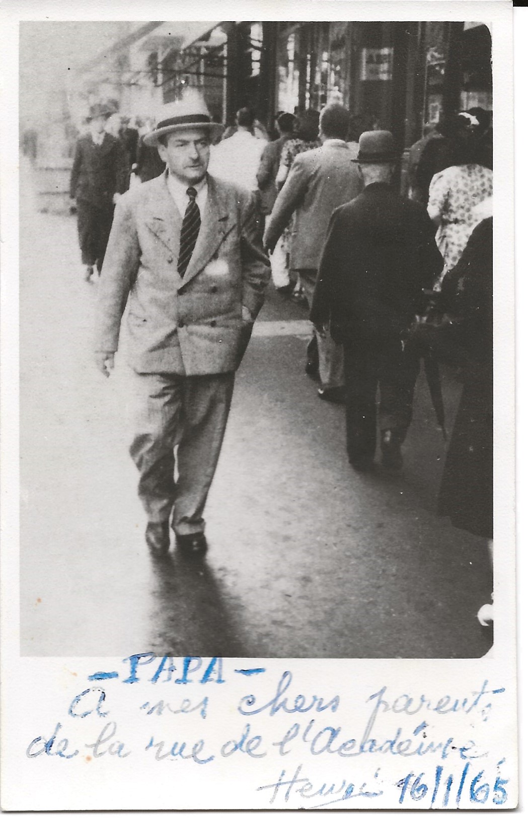 Edouard avec manuscrit de son fils Henri