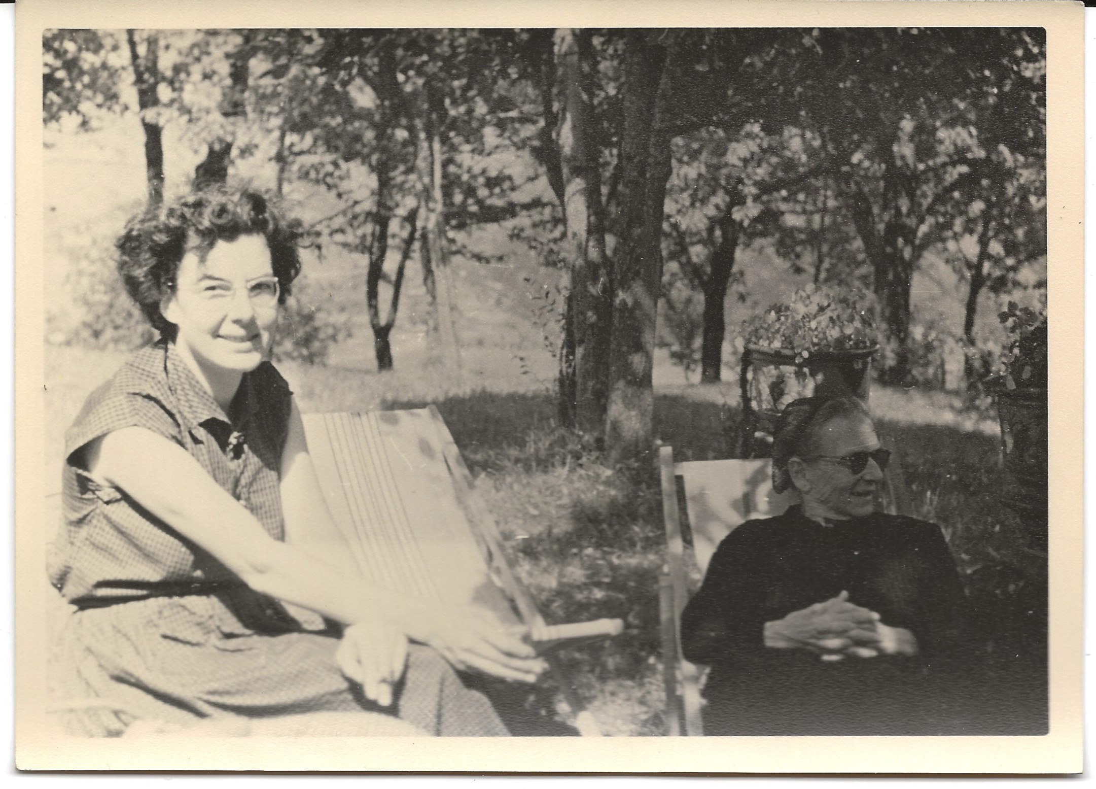 Ninou au Praz de Saint-Bon avec sa grand-mère Léonie